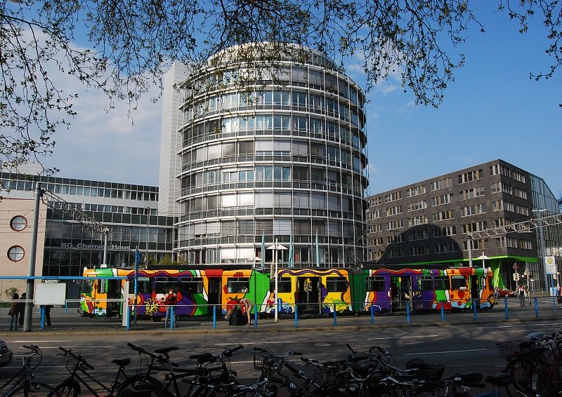 BG-Chemiehaus mit wechselnden Akteuren (I). Dieses Bild hat wohl noch keiner gemacht, darum trau ich mich mal ein paar zu wiederholen... (14. April 2009, 17:04)
