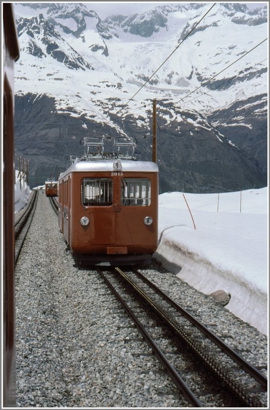 Bhe 2/4 3015 auf Bergfahrt bei Rotenboden. Die Zge folgen sich im Sichtabstand. (Archiv 05/77)
