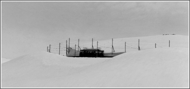 Bhe 2/4 der GGB auf Bergfahrt unterhalb des Gornergrats bei noch tief winterlichen Verhltnissen. (Archiv 05/77)