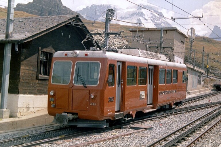 Bhe 4/4 3062 auf Talfahrt im August 2003.
