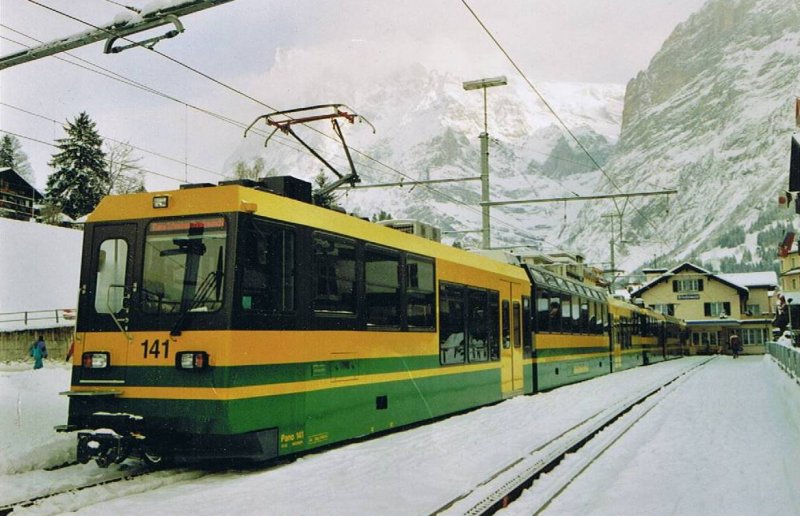 Bhe 4/8 in Grindelwald im Dezember 2005. Hinweis:Gescanntes Bild.