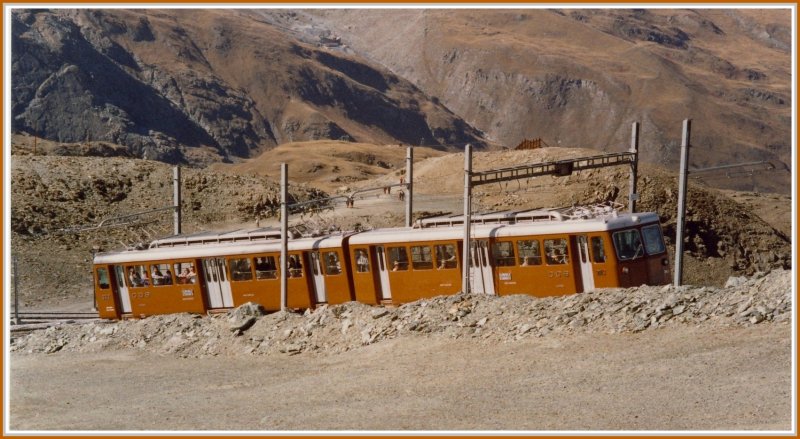 Bhe 4/8 kurz vor dem Gornergrat. Die Farben sind herbstlich braun und bald wird hier oben auf ber 3000m alles weiss sein, ausser den Zgen der GGB, die auch heute noch braun sind, wenn auch in einem etwas anderen Farbton. (Archiv 10/91)