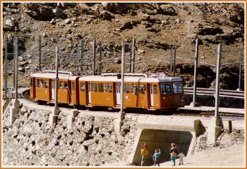 Bhe 4/8 kurz vor Erreichen der Endstation Gornergrat auf 3089m/.M. (Archiv 10/91)