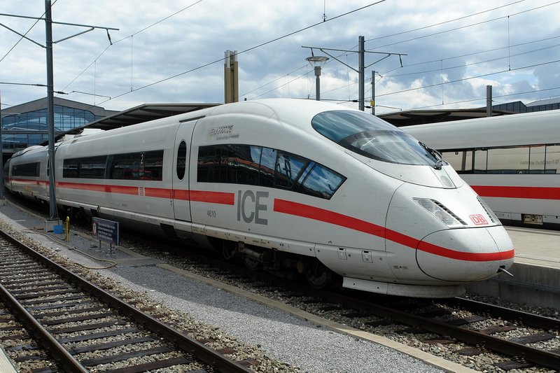Bhf. Basel SBB. Der ICE3 406 510-8   Frankfurt am Main   auf den letzten Metern seiner Reise. Auf dem Nebengleis 10 steht auch ein ICE der �lteren Bauart. 12.7.2007