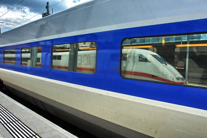 Bhf. Basel SBB. Nun habe ich den ganzen Triebkopf des ICE, des anfahrenden TGV nach Paris-Est, als Spiegelung in den Fenstern draufbekommen. Aber einige Aufnahmen brauchte es schon dafr. Wie wunderbar ist doch eine Digitalkamera, sofortige Kontrolle der Bilder und spter keine Entwicklungskosten der Fotos. 12.7.2007