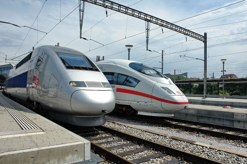 Bhf. Basel SBB. Wer hat die schnere  Nase  ? Der TGV oder der ICE3 ? Dazu gibt es sicher unterschiedliche Meinungen, oder etwa doch nicht ? Foto vom 8.7.2007