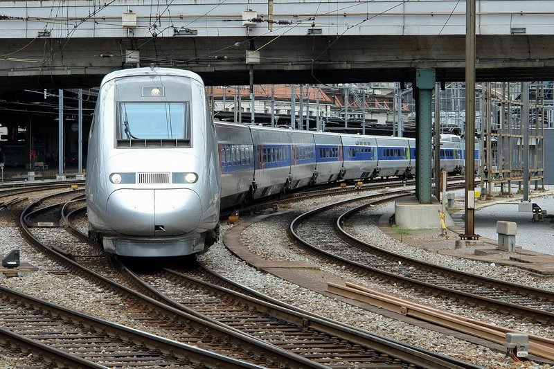 Bhf. Basel SBB/SNCF. Der TGV 4406 mit SBB Aufschrift verlsst den Bahnhof mit Ziel Paris. Mein erster Eindruck vom TGV, ein toller Zug, mit dem ich bestimmt bald mal fahren werde. 6.7.2007