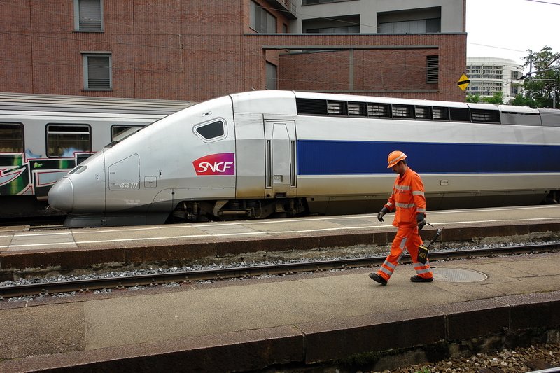 Bhf. Basel SNCF. Fr den Rangierarbeiter kein besonderer Anblick mehr, der franzsische Superzug TGV. Fr mich ein freudiges Ereignis, wenn nur nicht der beschmierte Wagen dahinter wre. Zum Glck war das nur eine Ausnahme. 8.7.2007