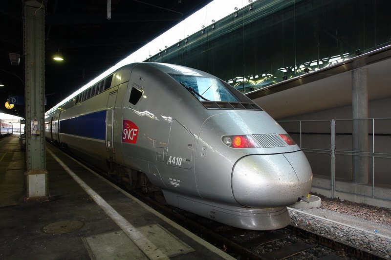 Bhf. Basel SNCF. In der dunklen Bahnhofshalle hat der TGV-POS 4410 noch viel Zeit bis zur Abfahrt nach Paris-Est. Falls es jemand noch nicht wissen sollte : POS steht fr Paris-Ostfrankreich-Sdwestdeutschland. 8.7.2007 