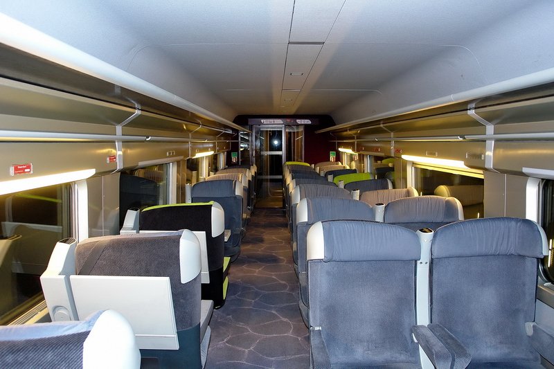 Bhf. Basel SNCF. Ja, gemtlich und elegant sieht die erste Klasse im TGV-POS schon aus. Da steigt man sicher nach dreieinhalb Stunden in Paris frisch und munter aus. 8.7.2007