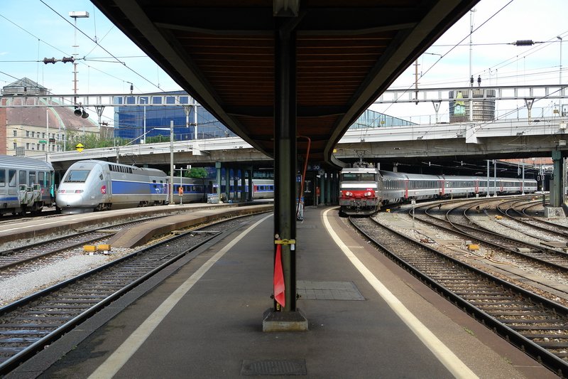 Bhf. Basel SNCF. Links der TGV nach Paris, rechts ein RE nach Strasbourg, der um 16:07 Uhr abfahren soll. 8.7.2007
