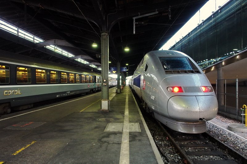 Bhf. Basel SNCF. Whrend der TGV-POS 4410 noch lnger auf seine Abfahrt nach Paris warten muss, darf der RegioExpress nach Strasbourg schon bald sein Ziel ansteuern. 8.7.2007