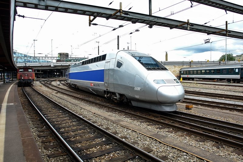 Bhf. Basel/SNCF. Am franzsischen Teil des Bahnhofs Basel gleitet der TGV-POS 4406 an mir vorbei. Mein erstes Zusammentreffen mit diesem Zug der Superlative. 6.7.2007