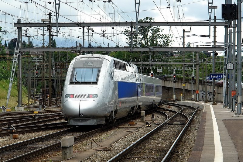 Bhf. Basel/SNCF. Ein letzter Blick, bevor der Superzug TGV-POS 4406 bald auf freier Strecke mit Hchstgeschwindigkeit Paris entgegeneilt. Dreieinhalb Stunden sind nicht viel und vielleicht besser als ein Flug, zumal man ja dann gleich mitten in der City ist. 6.7.2007