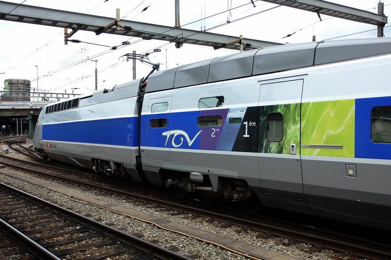 Bhf. Basel/SNCF. Eine wunderbare Farbzusammenstellung des TGV-POS 4406. Zum ersten mal einen TGV gesehen und sicher nicht das letzte Mal. Auch der TGV Schriftzug passt sehr gut zum Hochgeschwindigkeitszug. 6.7.2007