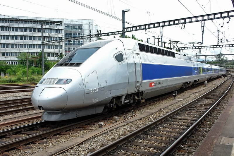 Bhf. Basel/SNCF. Wer wil da noch behaupten, dass nur fliegen schner ist ? Hoffentlich glnzt der TGV-POS 4406 der SBB! noch recht lange. 6.7.2007