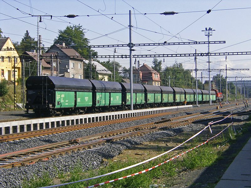 Bhf. Falkenau wird zurzeit umgebaut. Ein Schotterzug, der im Bhf. wartet. September 2008.