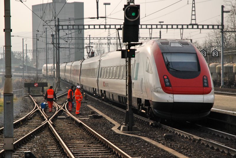 Bhf. Frick im Aargau. Der ICN nach Zrich verlsst gerade den Bahnhof und die Reinigungskrfte knnen gleich wieder ihre Arbeit fortsetzen. 16.1.2007