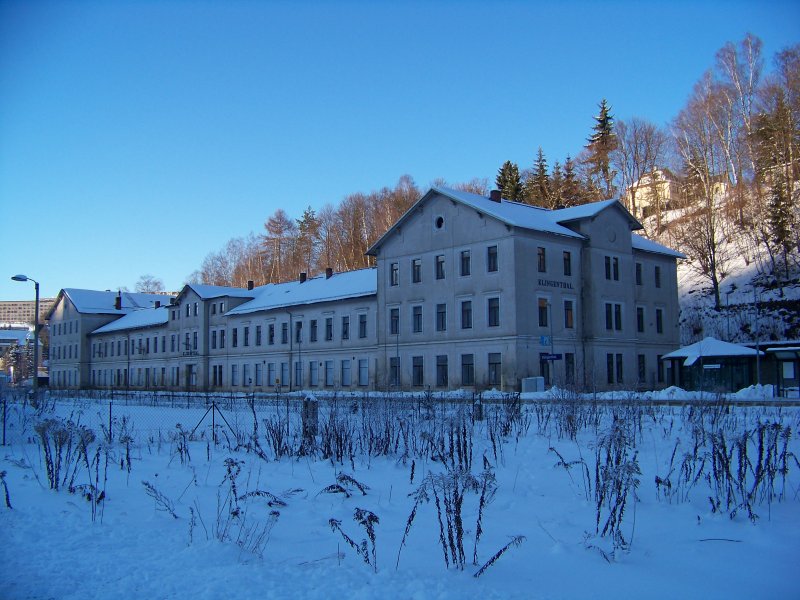 Bhf. Klingenthal im Schatten der untergehenden Wintersonne am 10.1.09. Wenn man genauer hinschaut, erkennt man vielleicht, dass die Bahnhofsuhr auf 7:35 steht (das machte sie seit Freitag, 9.1. 7:35! ;-)