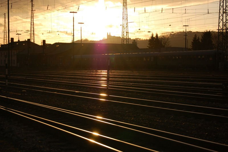 Bhf Lichtenfels   Schienenleuchten   im Hintergrund Schloss Banz