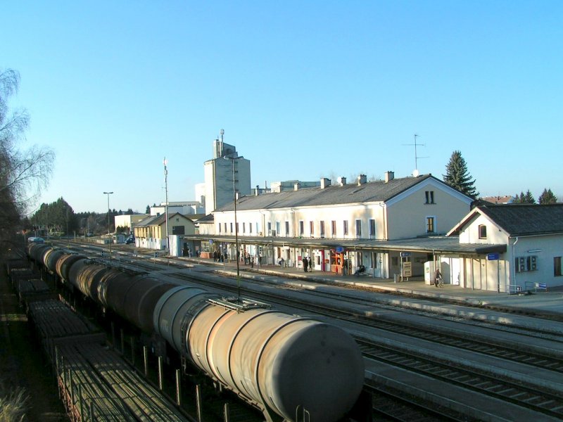 Bhf. RIED i.I.; im vordergrund ein  Rippentorstahl-Ganzzug  fr einen Stahlhndler, sowie am Nebengleis ein Teil eines Kesselzuges fr einen Minerallhndler. 061226