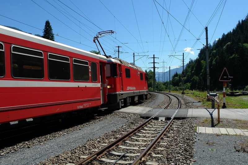 Bhf. Rueun bei Ilanz. Der RegioExpress nach Chur fhrt gleich wieder auf einem eingleisigen Streckenabschnitt zum nchsten Bahnhof. Ein Gegenzug kam leider nicht, so setzte ich meine Fahrt ohne weitere Bilder fort. 29.6.2008