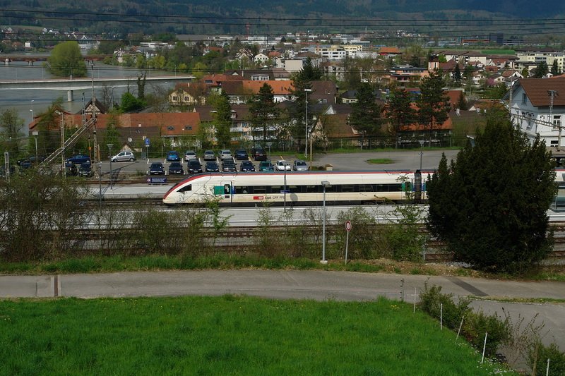 Bhf. Stein-Sckingen,Kanton Aargau. Ein ICN wartet auf das Abfahrtssignal fr die Weiterfahrt nach Basel am 24.4.2008.