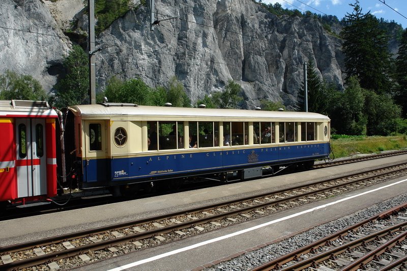 Bhf. Versam-Safien. Letzter Wagen des RegioExpress aus Scuol-Tarasp ist dieser blaue Pullman Wagen mit freundlich winkenden Japanern hinter den Fenstern. 30.6.2008