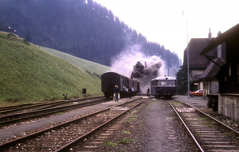Bhf Vordernberg-Markt  13.08.75  Der Schienenbus 5081.65 pendelte zwischen Vordernberg und Vordernberg-Markt. Der Personenzug mit der Zahnraddampflok 97.207 fhrt die Strecke Vordernberg - Prbichl - Eisenerz.
