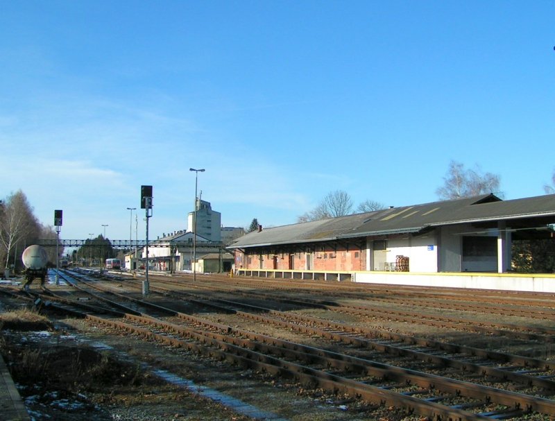 Bhf_RIED i.I.mit dem bereits geschlossenem Guetermagazin_061231