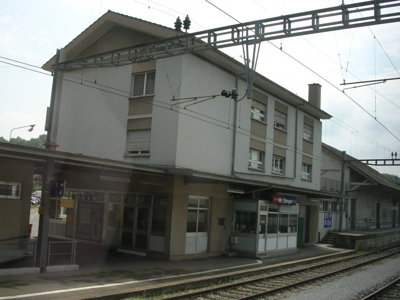 Bhf.Zwingen aus dem ICN gesehen.Ein ungewhnlicher Halt da technische probkeme.