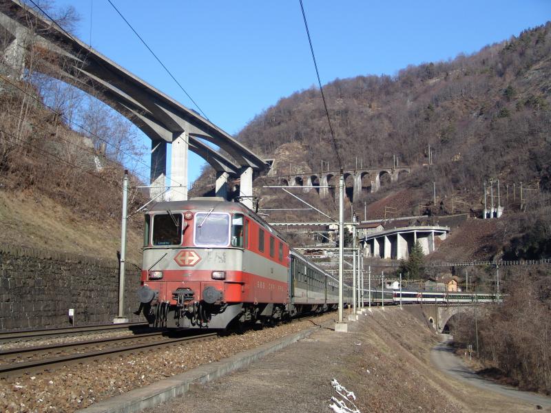 Biaschina, es ist wohl einer der beliebtesten Fotostellen eines Eisenbahner auf der Sdseite des Gotthardes. Denn von hier aus sieht man einen Zug innerhalb von wenigen Minuten gleich drei Mal. Auf der Obersten, Mittleren und auf der Untersten Ebenen. Hier fhrt gerade die Re 4/4 11106 mit dem Swiss Look auf der Untersten Ebenen in Richtung Locarno (17.2.05)