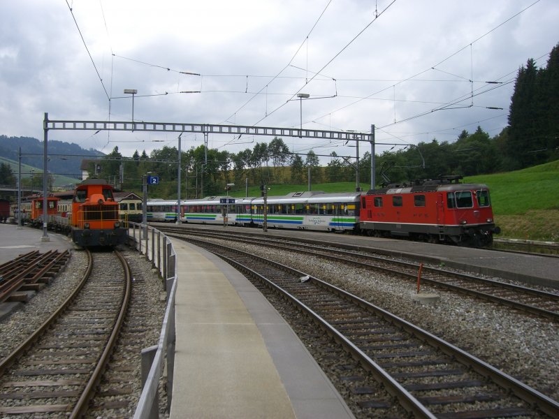 Biberbrugg am 09.09.2007: eine SBB Re 4/4 11191 mit dem Voralpen-Express und ein Rangiertraktor steht auf dem linken Gleis!