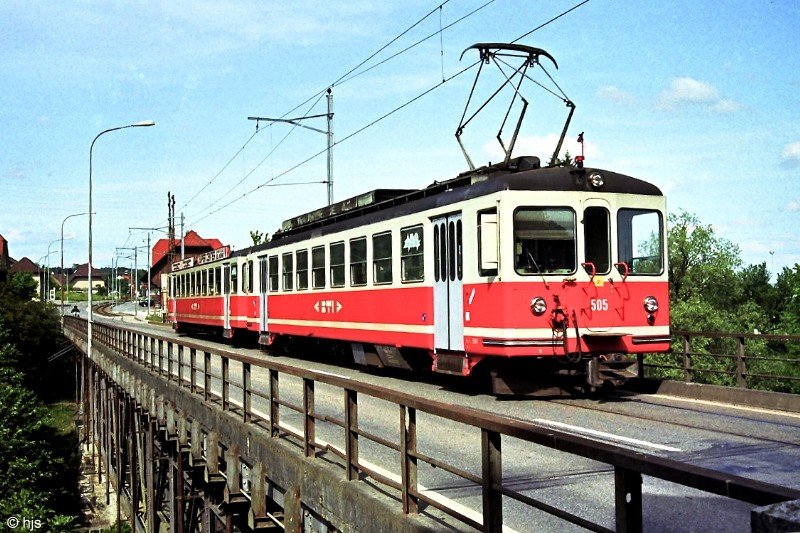 Biel-Tuffelen-Ins (BTI). Be 4/4 505 mit Bt 553 berquert den Aare-Hagneck-Kanal bei Hagneck (16. Mai 1993).