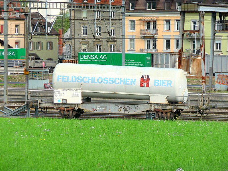 Bierbrauerei Feldschlsschen - Gterwagen Typ Zs 21 85 735 1 802-0 im Bahnhofsareal von Rheinfelden am 18.04.2009
