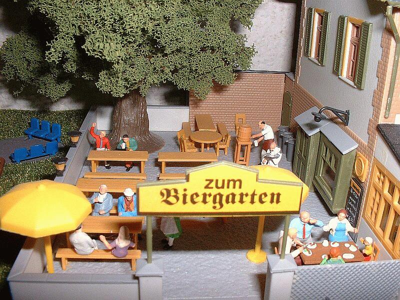 Biergarten des Gasthauses zur Eisenbahn (Kibri 8197) ber dem Bahnhof  Vaihingen/Enz .
