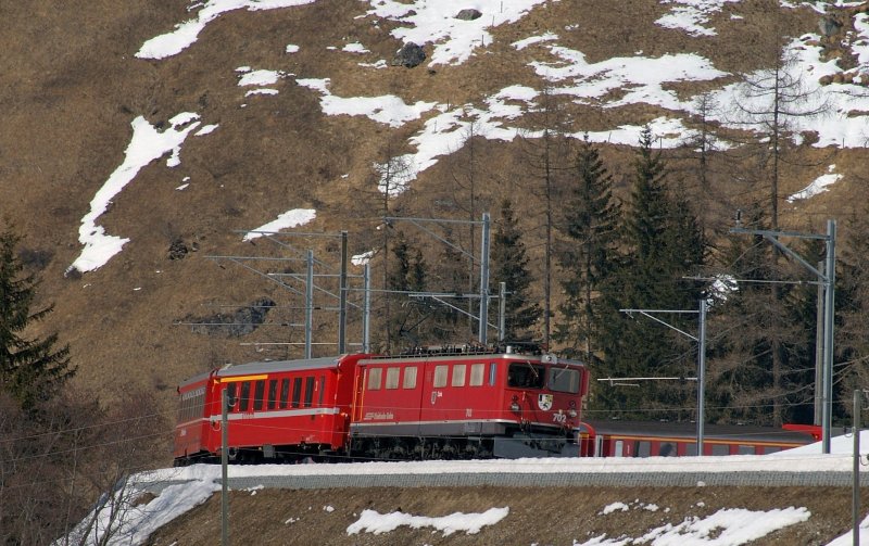 Bild 1: Die Ge 6/6 II N 702 kommt mit den Regioexpress 1152 von St. Moritz nach Chur oberhalb von Bergn nach der engen Durchfahrt der Kehrschleife auf die mittlere der drei Stufen.
20. Mrz 2009