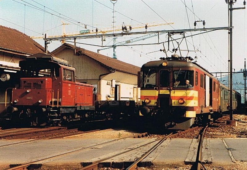 Bild 1 
Eng geht es zu in Reinach SBB. Unentwegt rangiert die Em 3/3 Flachwagen an die Rampe, den heute ist ein besonderer Tag...