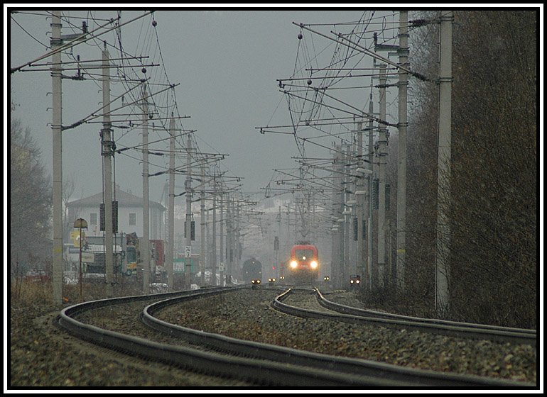 Bild 1: IC 538  WIFI Karriere-Express  von Villach nach Wien am 26.2.2006 bei nicht gerade gutem Fotowetter bei der Durchfahrt in Gloggnitz.