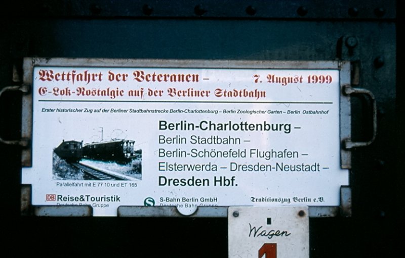 Bild 1/6: Im August 1999 gab es zum Anlass der Wiedererffnung der Berliner Stadtbahn eine Parallelfahrt des Traditionszuges Berliner S-Bahn und der E 77 10 mit Sonderzug zwischen Berlin-Charlottenburg und Berlin Ostbahnhof. 