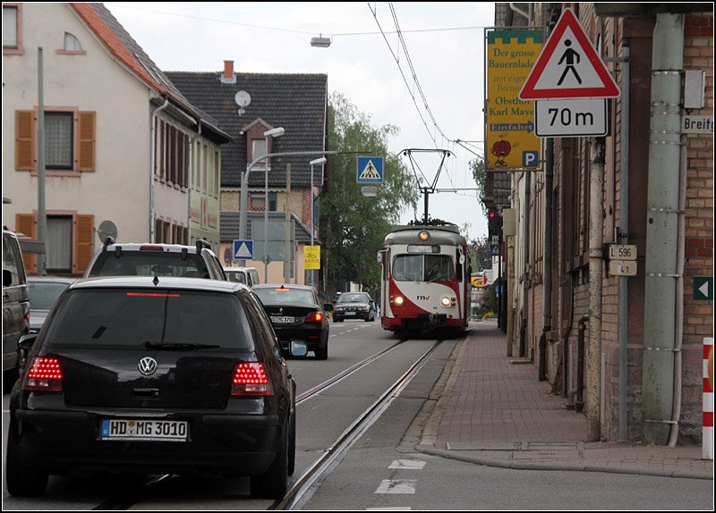 Bild 2: OEG-Strecken in Grosachsen. Die Bahn wechselt ohne dass der Autoverkehr angehalten wird auf die Strae. Das rote Licht rechts neben der Bahn ist keine Ampel, sondern ein Signal der Bahnstrecke. 23.04.2009(Matthias)