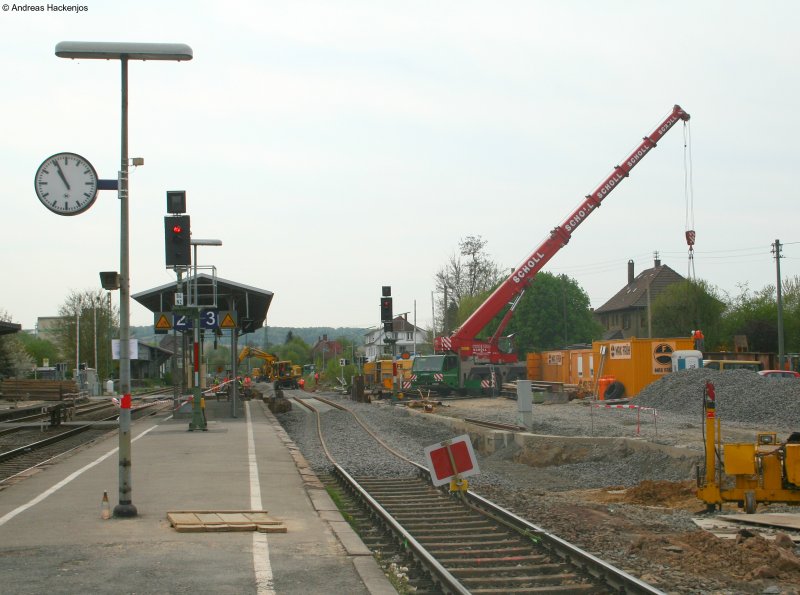 Bild 2000: Ohne Zug. Der Umbau fr die Rhein Neckar S-Bahn ist in Meckesheim am 16.4.09 in vollem Gange