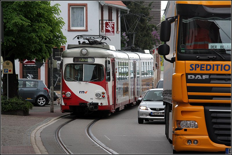 Bild 4: OEG-Bahn in Grosachsen. Blick in Richtungs Sden auf die wegfahrende Bahn. Auch groe LKWs mssen ausweichen, wenn da noch so einer entgegen kommt, wird es wohl sehr eng... 23.04.2009 (Matthias)