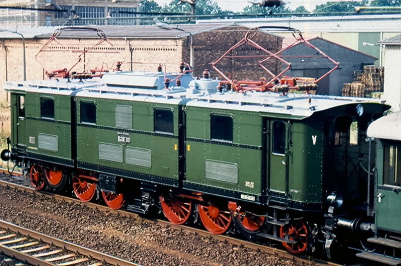 Bild 4/6: Seitenansicht der E 77 10. Hinweis: eingescanntes Dia