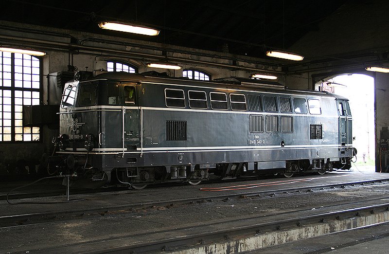 Bild drei. Kurze Zeit spter gesellte sich auch die 2143.40 in das altehrwrdige Heizhaus dazu.