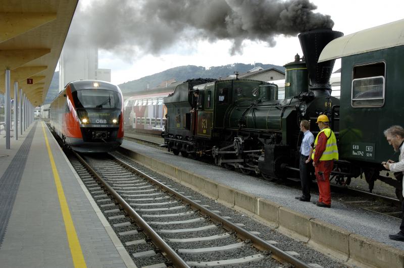 Bild entstand anlsslich zur Erffnung des GKB Bahnhofes Graz-Kflach am 10.06.2006
Der einfahrende Desiro ist momentan im Probebetrieb zwischen Graz und Kflach bzw. Eibiswald