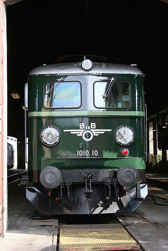 Bild f�nf. Die Stirnseite der 1010.10 durchs Heizhaust�rl. (19.05.2009, Alteisenparade im Heizhaus Wien Ost)