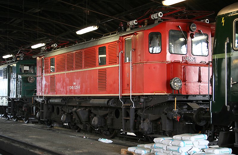 Bild sechs. Der seltene Gast 1245.525 am 19. Mai im Heizhaus Wien Ost. Sie fhrte am 17. Mai 2009 eine Leerpersonenzug von Knittelfeld nach Wien. Um wieder in ihre Heimat zu gelangen wurde sie am 21. Mai der 1670.25 mit ihrem Sonderzug E 16239 nach Knittelfeld vorgespannt. Von dieser Sonderfahrt gibt es hier schon einige Fotos, falls gewnscht stelle ich aber gerne mein eindrcke der Sonderfahrt ein.