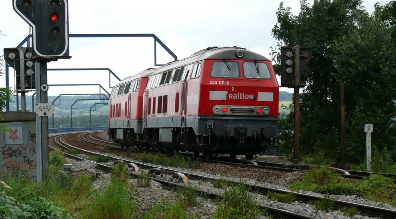 Bilder aus vergangenen Zeiten (1). 225 150-2 und 225 011-6 als Lokzug unterwegs von Aachen-West nach Montzen, hier unmittelbar vor der Auffahrt auf den Viadukt von Moresnet. Aufgenommen am 02/08/2008.
