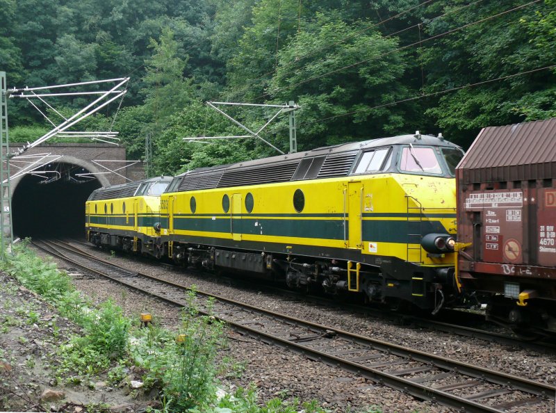 Bilder aus vergangenen Zeiten (2). 5507 + 5503 kurz vor dem Westportal des Gemmenicher Tunnels auf dem Weg nach Aachen-West. Auf dem linken Gleis erkennt man gut die Weiche zum dritten mittleren Gleis. Dieses mittlere Gleis wurde 1991 in Betrieb genommen und ermglicht die Durchfahrt von hheren Wagen durch den Tunnel. Aufgenommen am 07/06/2008.